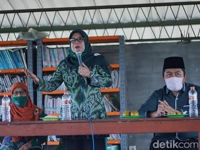 Pasangan Cabup-Cawabup Sidoarjo Amir Aslichin Intens Kunjungi PAC Muslimat