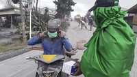 Dia meminta warga tak melakukan aktivitas di radius 5 km dari Gunung Sinabung. Warga juga diminta selalu memakai masker untuk mencegah bahaya abu vulkanik. 