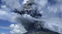 Pantauan terkini, material vulkanik kembali disemburkan dari Gunung Sinabung.