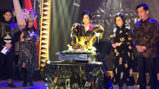 Patricia, yang baru saja lulus SMA, pun mengungkapkan kesannya merayakan ulang tahun ke-18 di tengah pandemi. Kalau ulang tahun itu memang selalu ada cerita di setiap usia. Setiap usia itu selalu ada kesan dan berarti. Selain bikin acara, kita mikirim safety juga, apalagi di masa pandemi ini. Makanya ada donasi untuk beberapa wilayah di Jawa Timur, ucapnya. Foto: dok. Patricia Mayoree.