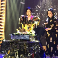 Patricia, yang baru saja lulus SMA, pun mengungkapkan kesannya merayakan ulang tahun ke-18 di tengah pandemi. Kalau ulang tahun itu memang selalu ada cerita di setiap usia. Setiap usia itu selalu ada kesan dan berarti. Selain bikin acara, kita mikirim safety juga, apalagi di masa pandemi ini. Makanya ada donasi untuk beberapa wilayah di Jawa Timur, ucapnya. Foto: dok. Patricia Mayoree.