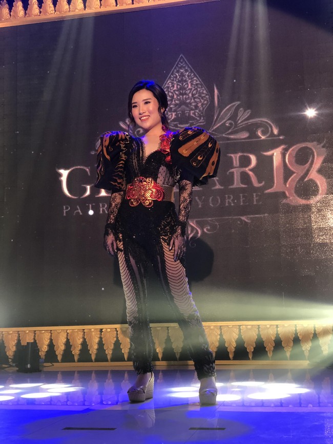 Patricia Mayore menggelar acara ulang tahun secara online pada Minggu (9/8/2020) di Vila Alpen, Pegunungan Trawas, Jawa Timur. Acara ulang tahun Gebyar 18 tersebut bertema broadshow atau broadcasting show. Acara diselenggarakan secara heboh, lengkap dengan penari latar dari The Broadway Dance Company. Foto: dok. Patricia Mayoree.