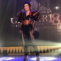 Patricia Mayore menggelar acara ulang tahun secara online pada Minggu (9/8/2020) di Vila Alpen, Pegunungan Trawas, Jawa Timur. Acara ulang tahun Gebyar 18 tersebut bertema broadshow atau broadcasting show. Acara diselenggarakan secara heboh, lengkap dengan penari latar dari The Broadway Dance Company. Foto: dok. Patricia Mayoree.