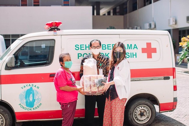 Patricia Mayore dikenal sebagai crazy rich Surabaya dan kreator yang sering mengunggah kontennya di YouTube. Selain itu, melalui organisasi sosialnya The Heart of Patricia, dia kerap memberikan bantuan sosial, khususnya di masa pandemi Corona ini. Salah satu yang pernah dilakukannya adalah menyumbangkan 5 ton beras melalui Pemkot Surabaya.Foto: Instagram @pciamayoree.