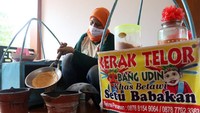 Pedagang kerak telor sangat terdampak pandemi COVID-19. Saat objek wisata ditutup, mereka juga kehilangan penghasilan.