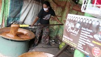 Hal yang sama juga dialami perajin dodol Betawi.