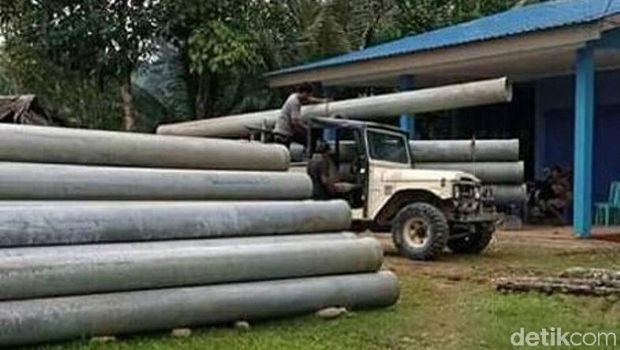 Pemasangan 257 pipa transmisi di Masamba usai banjir bandang 13 Juli lalu (M RIyas/detikcom)