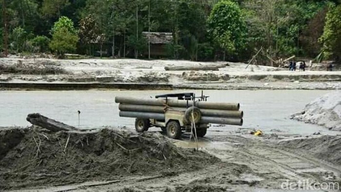 Pemasangan 257 pipa transmisi di Masamba usai banjir bandang 13 Juli lalu (M RIyas/detikcom)