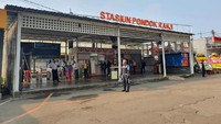 Saat ini, Stasiun Pondok Ranji melayani KRL rute Tanah Abang, Serpong, Parung Panjang, Maja dan Rangkasbitung dengan rata-rata volume penumpang harian sebanyak 3.546 penumpang pada masa PSBB Transisi. 