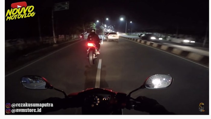 Pengendara mobil menyalakan sein ke kanan tapi belok ke kiri