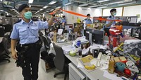 Para staf di kantor itu pun diperintahkan untuk beranjak dari kursi dan berbaris untuk diidentifikasi oleh polisi. Sementara itu, sejumlah anggota kepolisian yang lain melakukan pencarian di seluruh ruang redaksi. Terkait penggerebekan tersebut, pemimpin surat kabar Apple Daily, Law Wai-kwong menuntut surat perintah penggeledahan dari aparat kepolisian. Apple Daily via AP Photo.