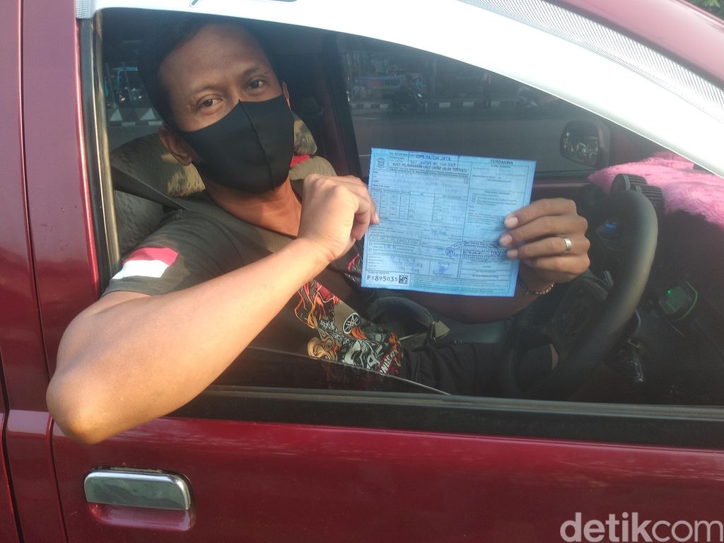 Penilangan pelanggar aturan ganjil genap di Jl Letjen S Parman, Jakarta Barat, 10 Agustus 2020. (Jehan N/detikcom)