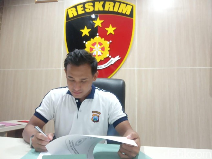 Seorang camat dan kepala desa di Kabupaten Kediri ditetapkan sebagai tersangka kasus penipuan. Penipuan dilakukan dalam pembuatan Akta Jual Beli (AJB).