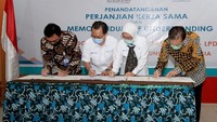 Penandatanganan nota kesepahaman pertama dilakukan dengan Lembaga Pengelola Dana Bergulir Koperasi, Usaha Mikro, Kecil Dan Menengah (LPDB-KUMKM) dan PT Bhanda Ghara Reksa (Persero) atau BGR Logistics. Sedangkan penandatanganan nota kesepahaman kedua dilakukan dengan LPDB-KUMKM dan PT Perikanan Nusantara (Persero) atau Perinus. Foto: dok. Jamkrindo