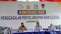 Dirjen PSDKP ( Pengawasan Sumber Daya Kelautan dan Perikanan) Tb Haerudin Rahayu bersama petugas Polairud  dan  Badan Karantina Ikan dan Pengendalian Mutu menyampaikan konferensi pers dan mempertunjukan barang bukti penyelundupan ilegal ikan filet di Cold Storage KKP, Muara Baru, Jakarta Utara, Senin (10/8/2020).