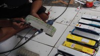 Andi mengerjakan miniatur bus dengan skala 1:50.