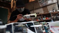 Selama masa pandemi Corona, pemesanan dan penjualan banyak dilakukan melalui daring (online).