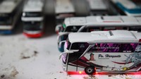 Deretan miniatur bus yang telah jadi dan siap dipasarkan.