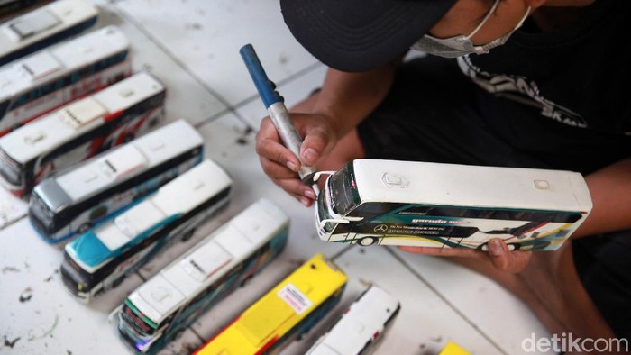 Selama pandemi, perajin miniatur bus mengandalkan media online untuk memasarkan produknya. Seperti yang dialami perajin miniatur bus, Andi Belang Bentong.