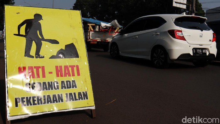 Sejumlah ruas jalan di Jalan Raya Soekarno Hatta, Kota Bandung, Jawa Barat diperbaiki, Senin (10/8/2020). Perbaikan jalan ini dilakukan karena, sejumlah ruas di beberapa titik jalan tersebut dalam kondisi rusak dan bergelombang.