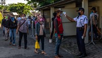 Menurut data Kementerian Ketenagakerjaan per 27 Mei 2020 jumlah pekerja yang terkena PHK dan dirumahkan oleh perusahaan sebanyak 3,06 juta orang. Sementara Badan Perencanaan Pembangunan Nasional (Bappenas) memperkirakan angka pengangguran akan mencapai 4,22 juta orang pada 2020. Menurut data Kementerian Ketenagakerjaan per 27 Mei 2020 jumlah pekerja yang terkena PHK dan dirumahkan oleh perusahaan sebanyak 3,06 juta orang. Sementara Badan Perencanaan Pembangunan Nasional (Bappenas) memperkirakan angka pengangguran akan mencapai 4,22 juta orang pada 2020.