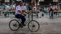 Selama berproduksi dalam masa pandemi, perusahaan juga menerapkan protokol kesehatan yang ketat bagi karyawannya untuk mencegah penyebaran COVID-19 dengan melakukan pemeriksaan suhu tubuh, penyediaan bilik disinfektan, penerapan jaga jarak antarpekerja hingga pemberian multivitamin secara gratis kepada seluruh pekerja sebagai upaya menjaga stamina mereka. Selama berproduksi dalam masa pandemi, perusahaan juga menerapkan protokol kesehatan yang ketat bagi karyawannya untuk mencegah penyebaran COVID-19 dengan melakukan pemeriksaan suhu tubuh, penyediaan bilik disinfektan, penerapan jaga jarak antarpekerja hingga pemberian multivitamin secara gratis kepada seluruh pekerja sebagai upaya menjaga stamina mereka.