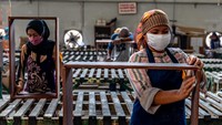 Pertahanan pemulihan ekonomi nasional dilakukan secara berlapis dengan dibentuknya Tim Satgas Pemulihan Ekonomi Nasional COVID-19 yang diharapkan mampu menopang berbagai sektor kegiatan ekonomi untuk tetap bertahan hingga mampu pulih dari terpaan badai pandemi COVID-19. Pertahanan pemulihan ekonomi nasional dilakukan secara berlapis dengan dibentuknya Tim Satgas Pemulihan Ekonomi Nasional COVID-19 yang diharapkan mampu menopang berbagai sektor kegiatan ekonomi untuk tetap bertahan hingga mampu pulih dari terpaan badai pandemi COVID-19.