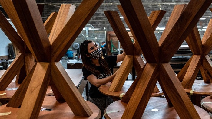 Perusahaan Interior Furnitur Ini Bertahan di Tengah Pandemi Sejumlah pekerja dengan mengenakan masker dan menjaga jarak menyelesaikan pesanan furnitur kualitas ekspor di perusahan furnitur PT Saniharto Enggalhardjo di Demak, Jawa Tengah.