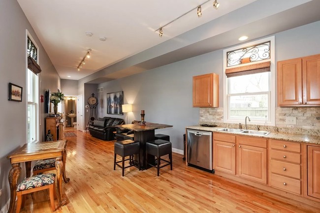 Rumah unik yang satu ini memiliki luas sekitar 1.600 kaki persegi atau 148 meter persegi. Dari video TikTok milik Eli itu terlihat bahwa dari luarnya, bentuk rumah menyerupai persegi panjang yang sangat ramping. Foto: Zillow