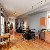 Rumah unik yang satu ini memiliki luas sekitar 1.600 kaki persegi atau 148 meter persegi. Dari video TikTok milik Eli itu terlihat bahwa dari luarnya, bentuk rumah menyerupai persegi panjang yang sangat ramping. Foto: Zillow