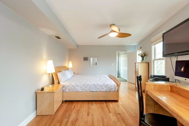 Kabarnya tidak banyak peminat dari rumah unik ini karena bentuknya yang dinilai aneh dan sudah dibangun sejak tahun 2003. Tapi sebenarnya jika dilihat, bagian dalam rumah tidak sesempit yang dibayangkan. Bagaimana menurutmu? Foto: Zillow