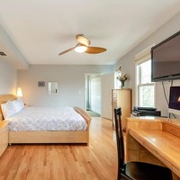 Kabarnya tidak banyak peminat dari rumah unik ini karena bentuknya yang dinilai aneh dan sudah dibangun sejak tahun 2003. Tapi sebenarnya jika dilihat, bagian dalam rumah tidak sesempit yang dibayangkan. Bagaimana menurutmu? Foto: Zillow