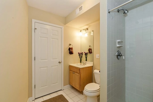 Walaupun terlihat ramping dan kecil, namun rumah ini memiliki dua kamar tidur. Satu kamar tidur yang berada di lantai atas dan satu lagi di ruang bawah tanah. Foto: Zillow