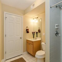 Walaupun terlihat ramping dan kecil, namun rumah ini memiliki dua kamar tidur. Satu kamar tidur yang berada di lantai atas dan satu lagi di ruang bawah tanah. Foto: Zillow