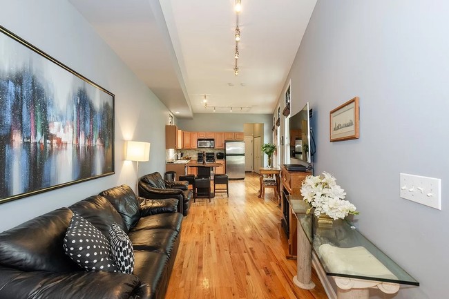 Dalam video TikTok itu terlihat Eli mengunjungi situs penjualan rumah unik yang satu ini. Tidak sedikit netizen yang kagum sekaligus bingung melihat bentuk dan desain dari rumah yang tidak biasa. Itu bukan rumah - itu lorong, komentar salah seorang netizen. Foto: Zillow