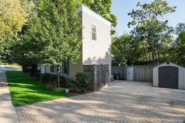 Akun TikTok bernama @eli.korn_ adalah orang yang mengunggah video mengenai rumah ramping dan unik ini ke dalam TikTok. Saat ini postingannya tersebut telah disukai oleh lebih dari 326 ribu orang. Foto: Zillow