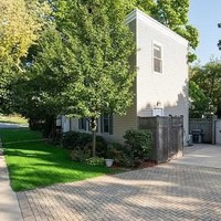 Akun TikTok bernama @eli.korn_ adalah orang yang mengunggah video mengenai rumah ramping dan unik ini ke dalam TikTok. Saat ini postingannya tersebut telah disukai oleh lebih dari 326 ribu orang. Foto: Zillow