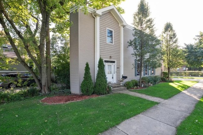 Rumah ramping dan unik ini terletak di Deerfield, Illinois, Massachusetts. Rumah yang juga dikenal dengan sebutan Pie House tersebut mendadak viral setelah tampilannya diunggah oleh salah satu netizen ke TikTok. Foto: Zillow