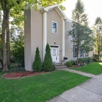 Rumah ramping dan unik ini terletak di Deerfield, Illinois, Massachusetts. Rumah yang juga dikenal dengan sebutan Pie House tersebut mendadak viral setelah tampilannya diunggah oleh salah satu netizen ke TikTok. Foto: Zillow