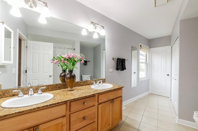 Bagian kamar mandi dalam rumah ini juga terlihat cukup nyaman. Apakah kamu tertari untuk tinggal dan membeli rumah unik yang satu ini? Foto: Zillow