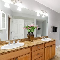 Bagian kamar mandi dalam rumah ini juga terlihat cukup nyaman. Apakah kamu tertari untuk tinggal dan membeli rumah unik yang satu ini? Foto: Zillow