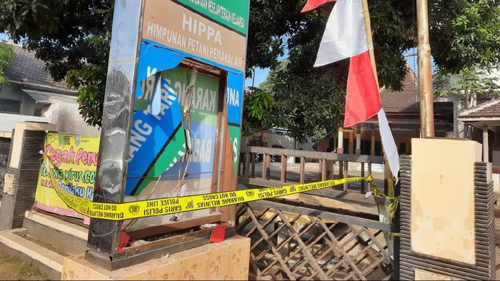 polisi dan tni berjaga di lokasi pengrusakan rumah warga di situbondo