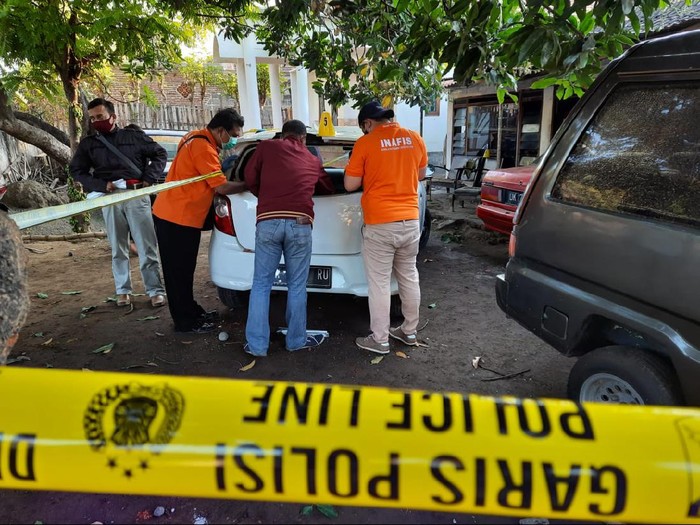 polisi dan tni berjaga di lokasi pengrusakan rumah warga di situbondo