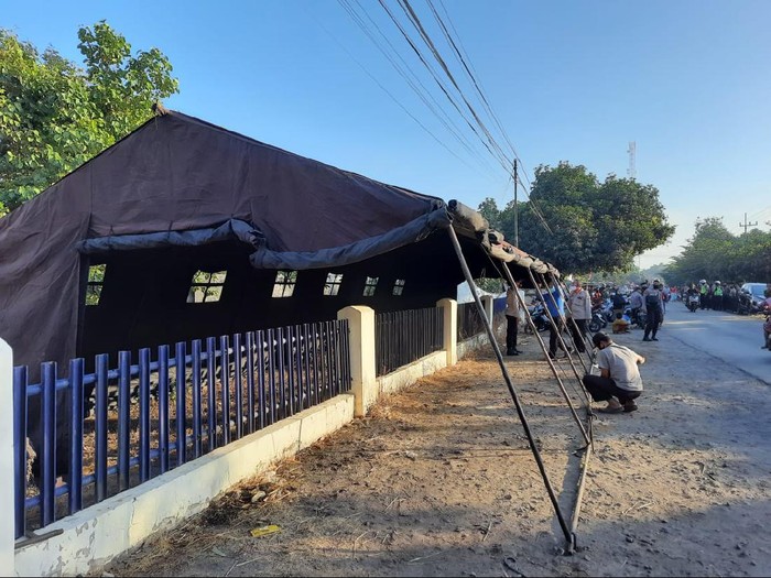 polisi dan tni berjaga di lokasi pengrusakan rumah warga di situbondo
