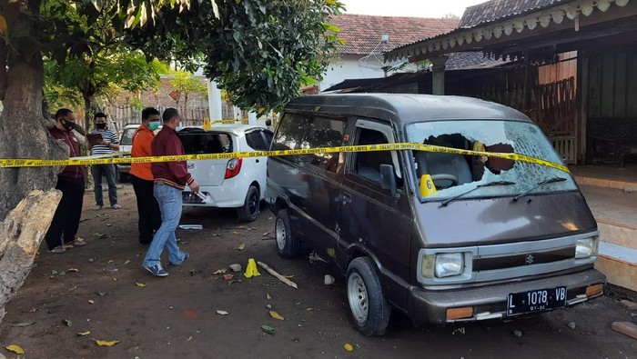 polisi dan tni berjaga di lokasi pengrusakan rumah warga di situbondo