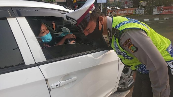Polisi tilang pelanggar ganjil genap di Jalan Letjen S Parman Jakbar (Foto: Jehan/detikcom)