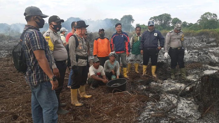 Polres Rokan Hilir menangkap warga yang membakar lahan.