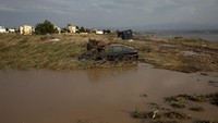 Sejumlah mobil juga rusak terbawa banjir.