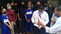 S merupakan warga Pekalongan Timur yang dibunuh kedua pelaku pada Sabtu (18/4) sore. Mayat S baru ditemukan warga karena baunya yang menyengat pada Jumat (23/4) pagi.
