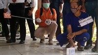 Awalnya, pelaku KN dan korban S bertemu dengan korbannya. Ketiganya lalu masuk ke gedung bekas show room mobil. Setelah mereka bertiga berbincang, KN lalu mengambil batako yang berada di sekitar lokasi dan melemparkannya ke kepala korban yang sedang berdiri membelakangi pelaku.